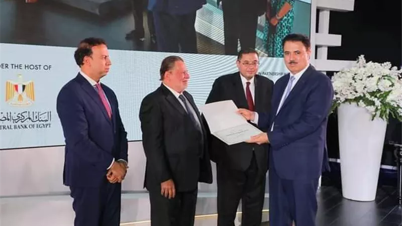 محافظ البنك المركزي المصري يكرم كلية الذكاء الاصطناعي بجامعة المنوفية 
