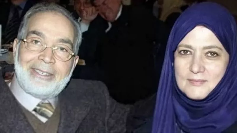 نظرة الوداع.. حسن يوسف وشمس البارودي يغادرا المستشفى بعد وداع نجلهما