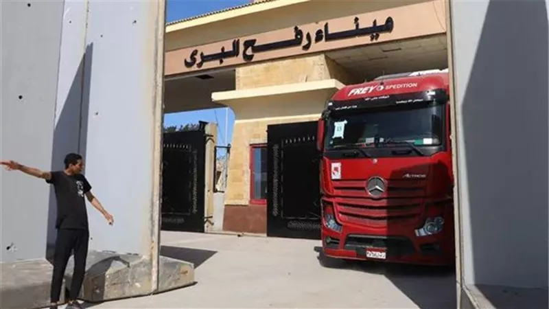 القاهرة الإخبارية: عبور شاحنتي وقود إلى قطاع غزة من معبر رفح