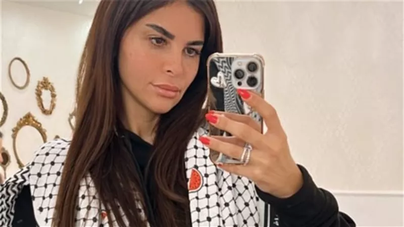 ظهور زوجة كريم فهمي بالكوفية الفلسطينية يثير الإعجاب