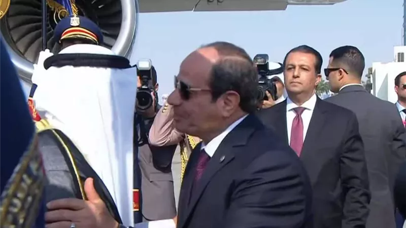 السيسي يستقبل أمير الكويت بمطار القاهرة الدولي