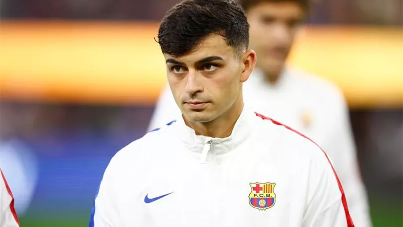 بيدري يعلق على شائعات رحيله عن برشلونة