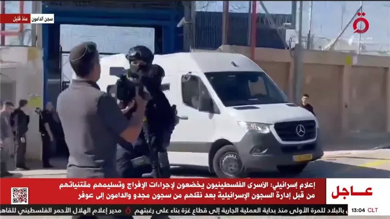 لقطات حية توثق نقل الأسرى الفلسطينيون من سجن الدامون إلى سجن عوفر (فيديو)