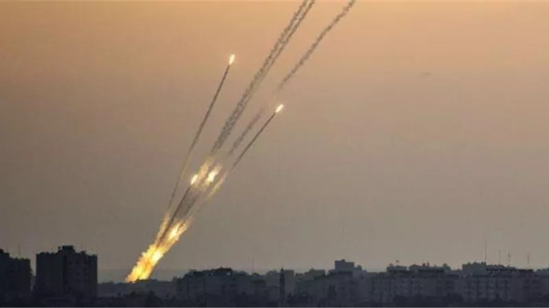 «حماس» تُطلق 15 صاروخا تجاه تل أبيب وتخلف إصابات وتدمر سيارات