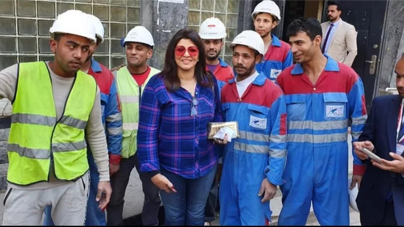 بصورة مع العاملين.. هالة صدقي تحتفل بعيد العمال
