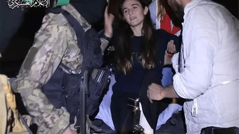 بالفيديو.. كتائب القسام توثق لحظة تسليم الدفعة الثانية من المحتجزين الإسرائيليين والأجانب