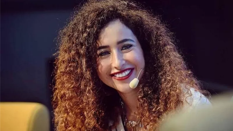 من «الفنون التشكيلية» لـ«البُرش» والكلبشات.. سناريوهات غادة والي والفنان الروسي