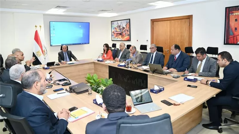 «وزير الري» يستعرض إجراءات حماية وتطوير البحيرات الشمالية 