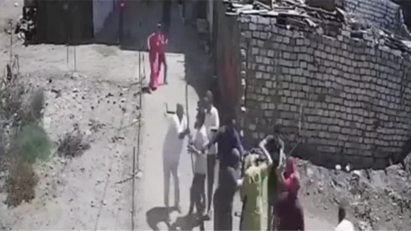 سحلها وتحرش بها.. شاب يتعدي على فتاة وسط الشارع فى المرج.. ما القصة؟