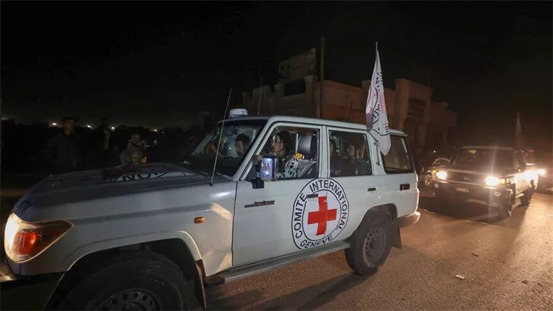 الصليب الأحمر يتسليم الدفعة الرابعة من المحتجزين في غزة