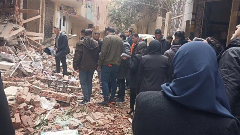 فريق النيابة الإدارية يُعاين موقع انفجار عقار الطالبية.. تضرر عقارين وارتفاع عدد المصابين لـ 15 شخصًا