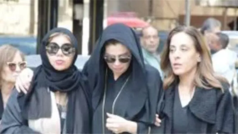 الحزن يسيطر علي ملامح رانيا فريد شوقي أثناء تشييع جثمان والدتها