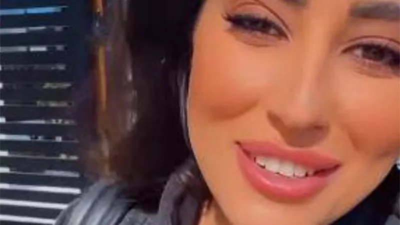 بجاكيت برتقالي وبنطلون أسود.. إطلالة أيتن عامر مع رامز جاب من الآخر