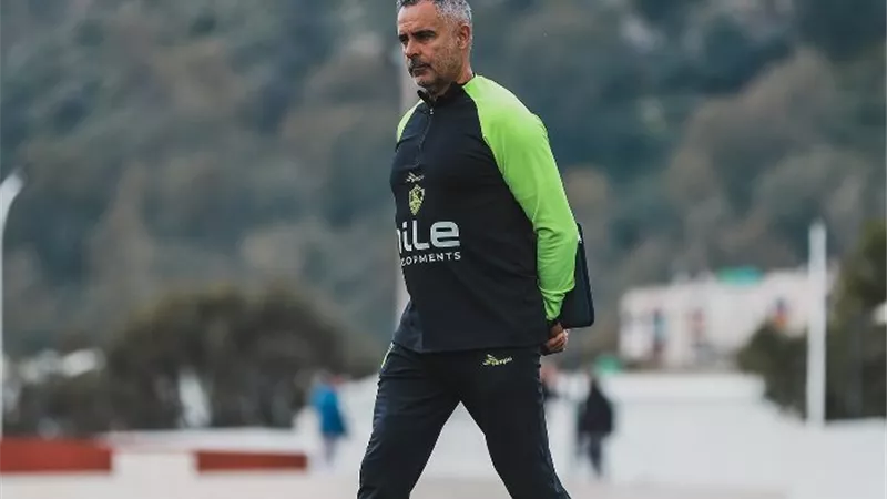 جوزيه جوميز يوجه تعليمات فنية للاعبي الزمالك قبل مران اليوم