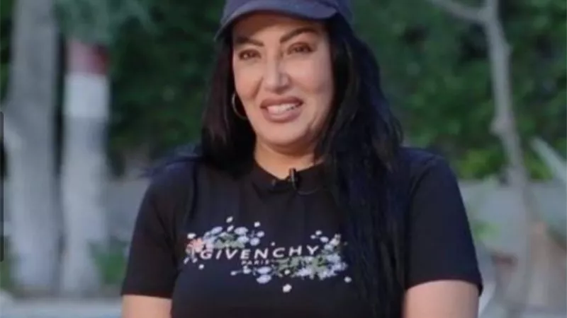 بجامبسوت أسود وخصلات على الجانبين.. إطلالة سمية الخشاب مع رامز