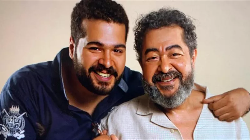 معتصم عبد العزيز يحدث صورة ملفه الشخصي بصورة تجمعه بوالده...شاهد 