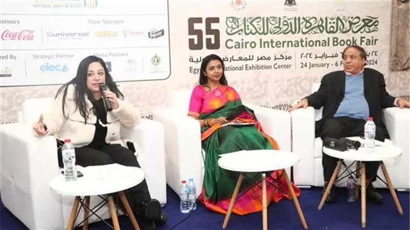 شاعرة هندية تتحدث عن ديوانها داخل معرض الكتاب 