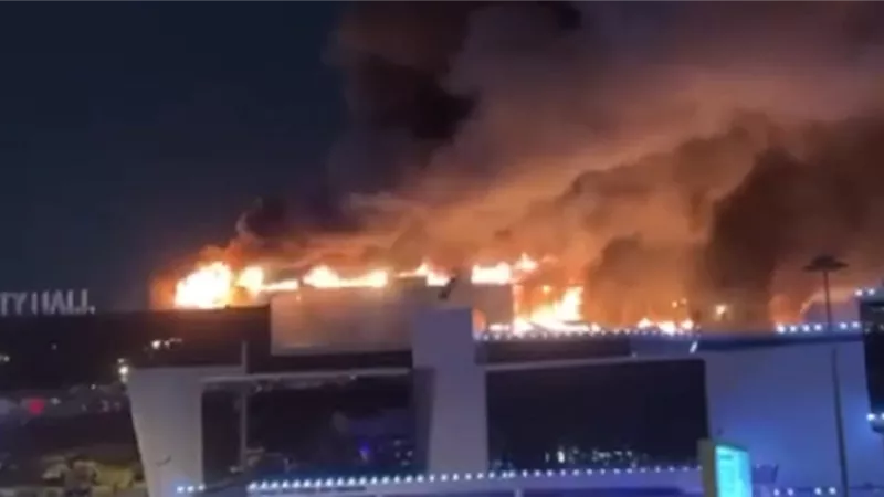 الإعلام الروسي: حادث مسلح يتبعه انفجار بقاعة الحفلات الموسيقية بموسكو