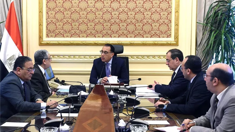 رئيس الوزراء يتابع تطورات مشاريع الطاقة المتجددة .. ومذكرات التفاهم لإنتاج الهيدروجين الأخضر