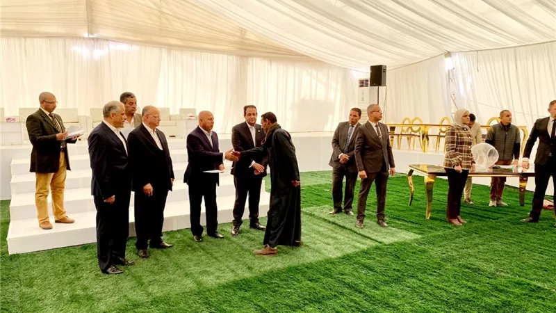 تسليم دفعة أولى من عقود المساكن الجديدة كتعويض للمتضررين من مسار القطار بحلوان
