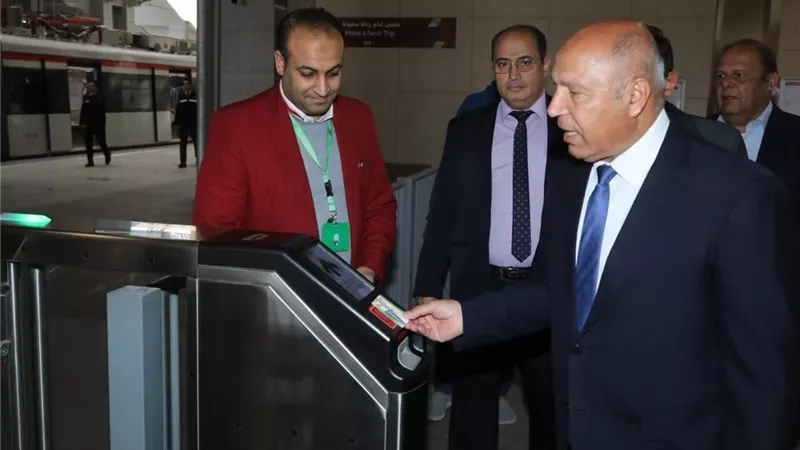 بالصور..وزير النقل في جولة تفقدية بمشروع القطار الكهربائي الخفيف “LRT”