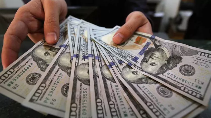 انهيار مفاجئ للدولار في السوق السوداء