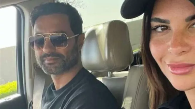 لأول مرة.. ظهور كريم فهمي برفقة زوجته بعد شائعة إنفصالهما
