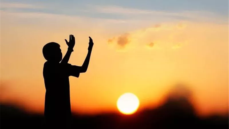 اَللّهُمَّ لاتُؤاخِذْني فيهِ بالْعَثَراتِ.. دعاء اليوم الرابع عشر من رمضان 