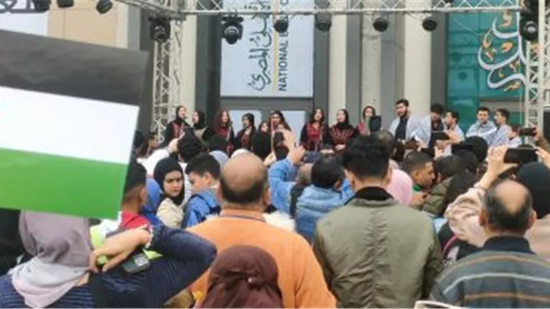 برفع أعلام فلسطين.. زوار معرض الكتاب يتفاعلون مع الفعاليات 
