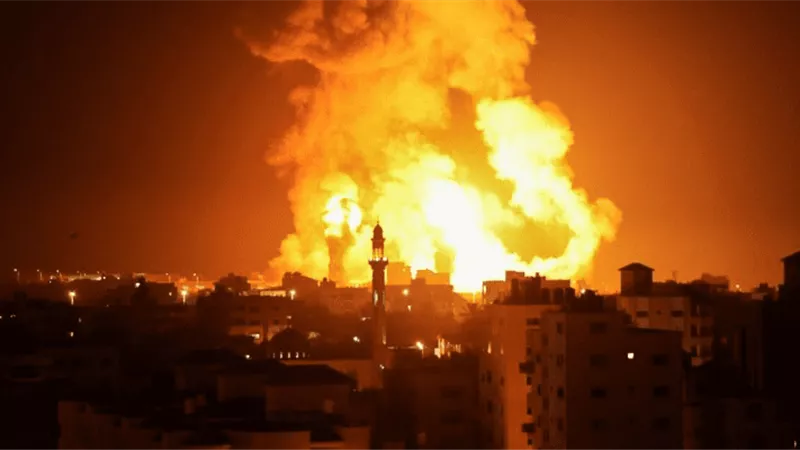 الاحتلال الصهيونى يقصف طواقم الدفاع المدني في غزة