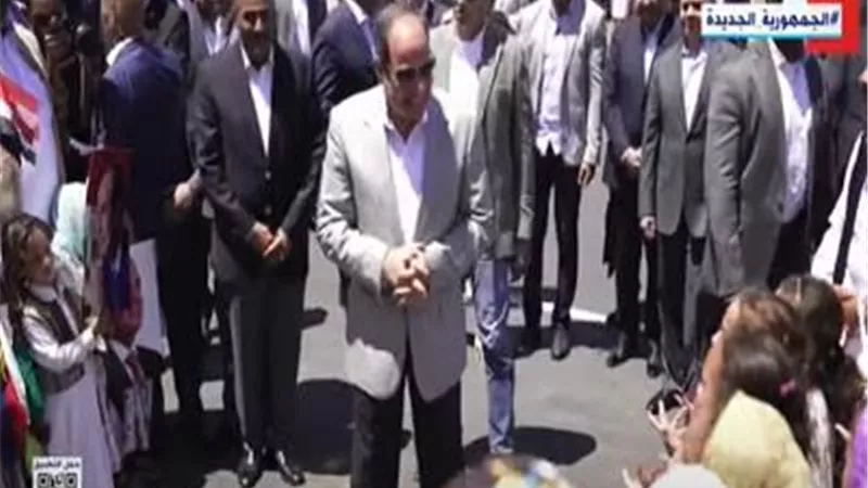 أطفال السلوم يهتفون مرحبين بالرئيس.. «أهلا وسهلا»