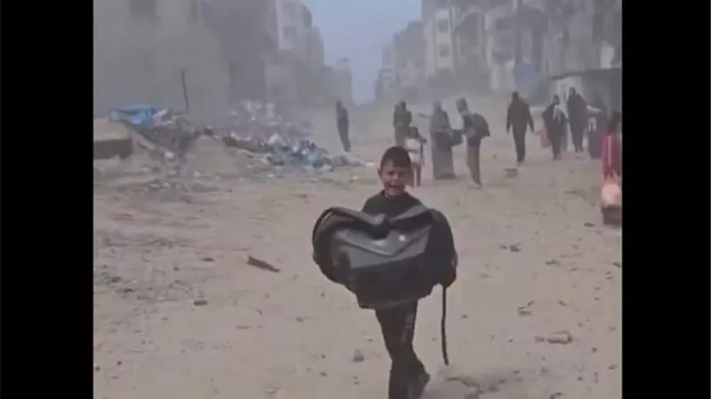قوات الاحتلال تجبر الفلسطنيين على الخروج عراة من مجمع الشفاء الطبي