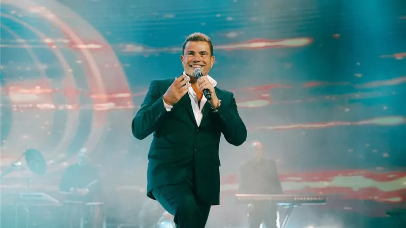 توافد جماهيري كبير بالزي الأبيض على حفل عمرو دياب ببيروت