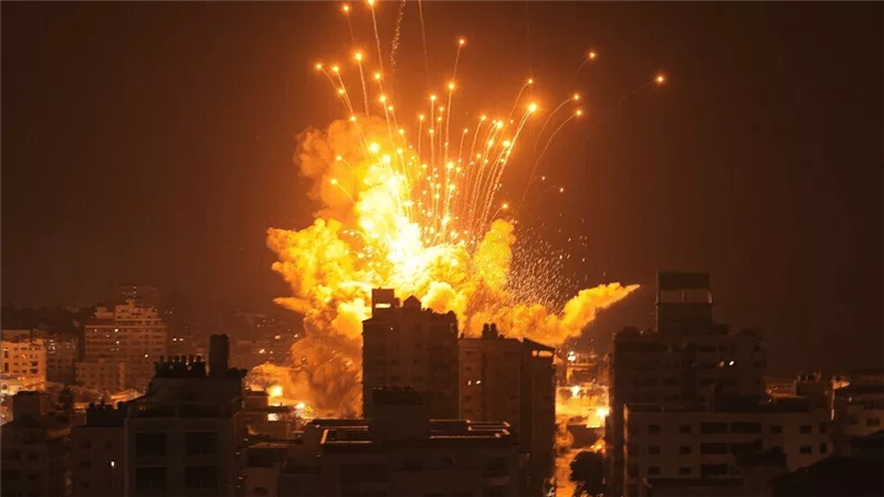 الاحتلال الصهيونى يقصف بوابة مستشفى كمال عدوان شمال غزة