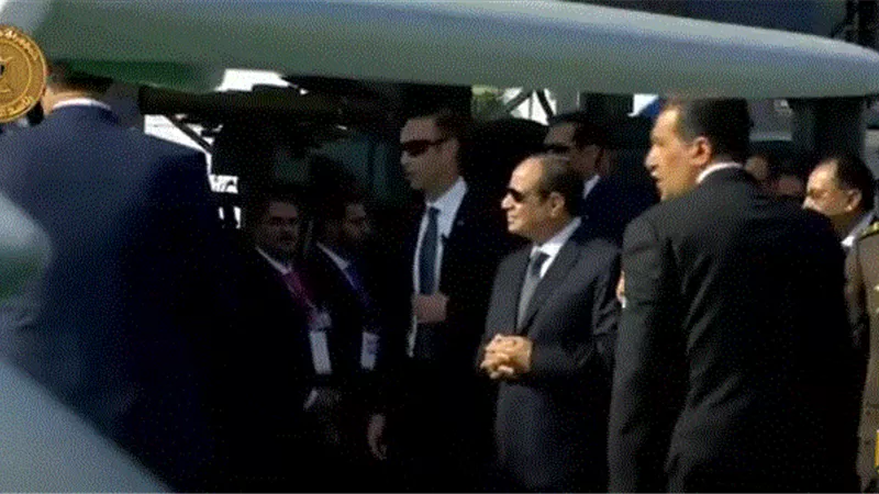 إيديكس 2023.. السيسي يتفقد طائرة استطلاع بدون طيار