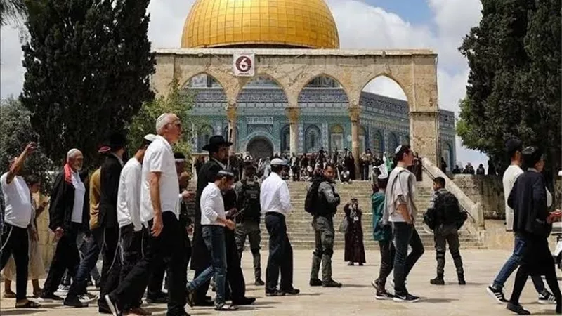 مستوطنون إسرائيليون يقتحمون باحات الأقصى بحماية شرطة الاحتلال