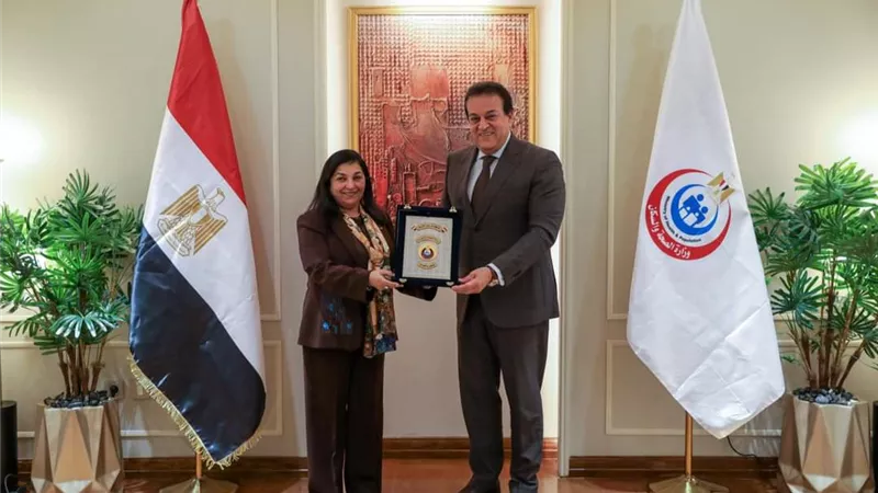 وزير الصحة يكرم الدكتورة نعيمة القصير ويهديها درع الوزارة