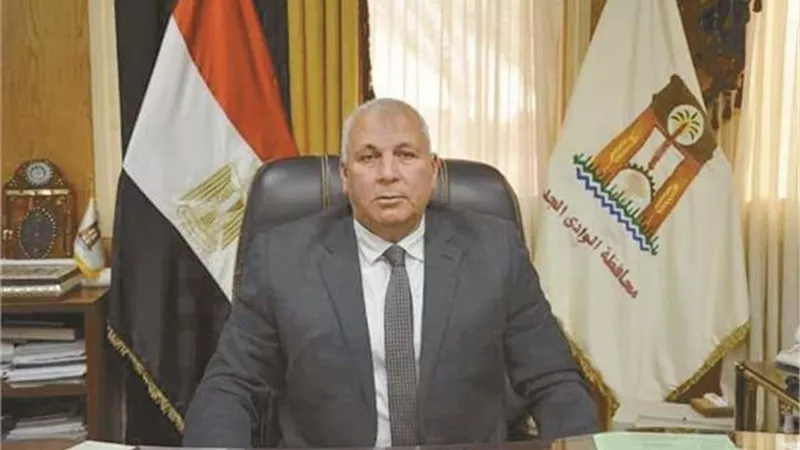 محافظ الوادي الجديد يتابع التشطيبات النهائية بنموذج المنزل البيئي