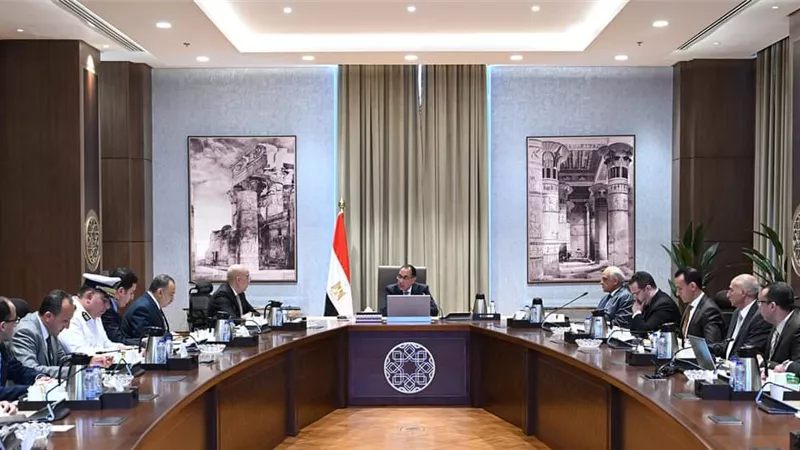 رئيس الوزراء في جولة تفقدية لمتابعة أعمال جزيرة الوراق