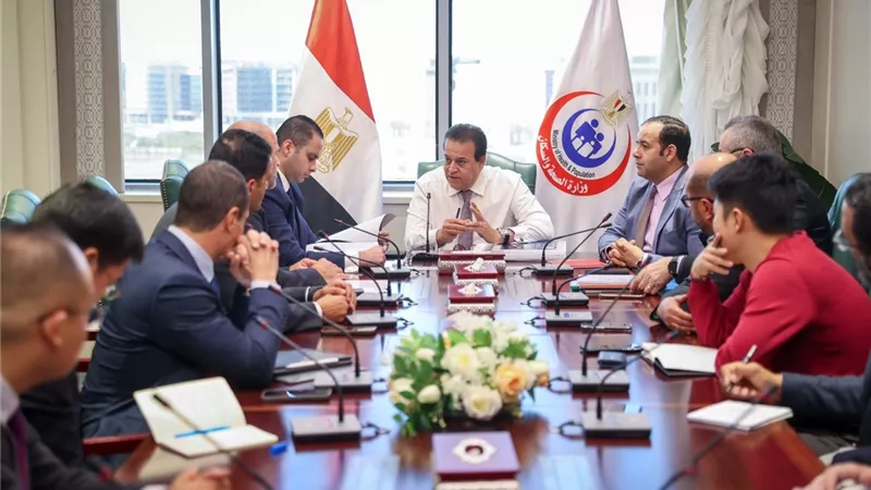 وزير الصحة يناقش مقترحات تنفيذ المنشآت الذكية 