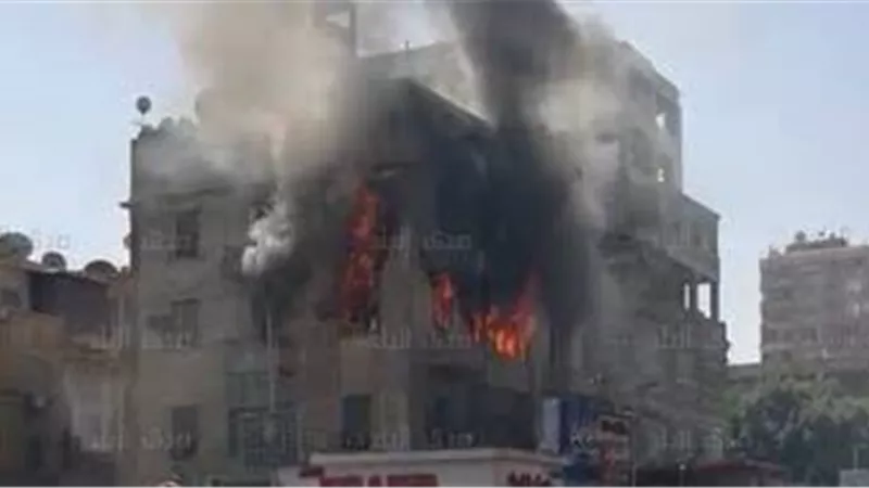 حريق هائل يلتهم عقار شهير في منيل الروضة