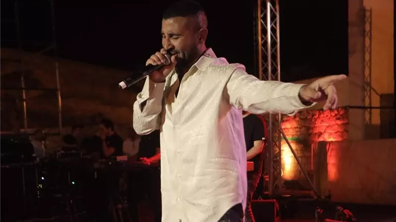 بعد ليلة الدموع.. أحمد سعد يروّج لـ أحدث حفلاته بـ السعودية