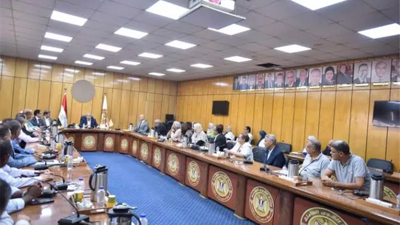 وزير العمل يلتقي بممثلي الاتصال النقابي العمالي بالمحافظات