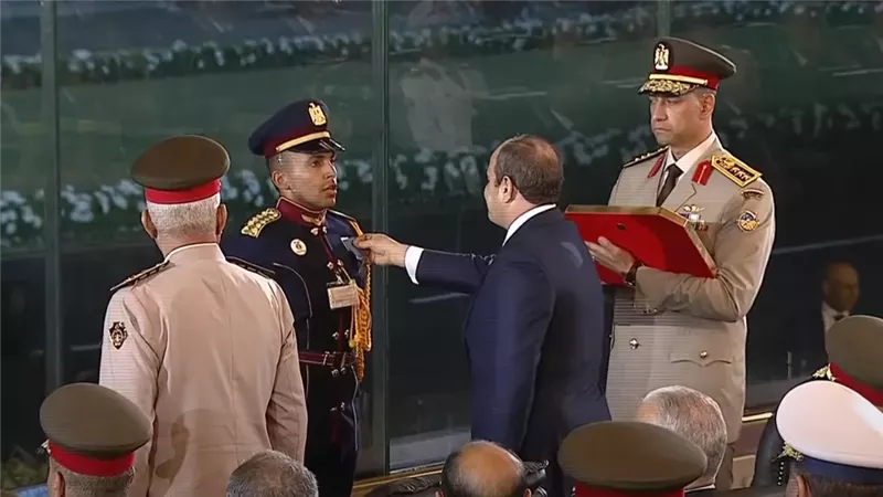 تقديرًا لهم.. السيسي يمنح الأنواط لأوائل خريجى الكليات العسكرية