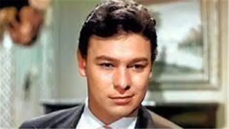 من صدمة الفقر إلى نجومية السينما.. قصة حياة أحمد رمزي
