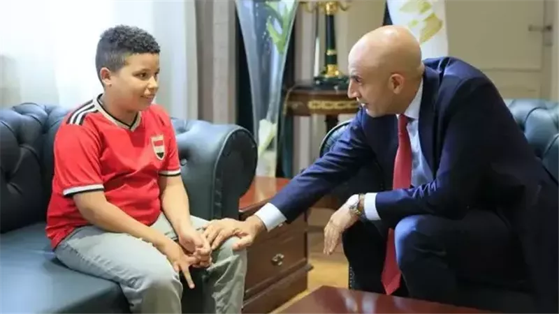 في لفتة إنسانية.. وزير التعليم يقرر إعفاء بائع السبح من المصروفات الدراسية