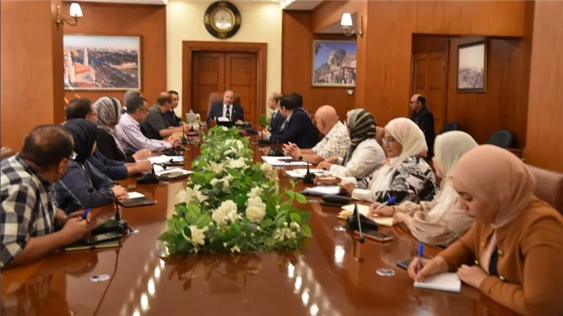 محافظ بورسعيد يوجه بتكثيف الجهود للارتقاء بـ نظافة الأحياء