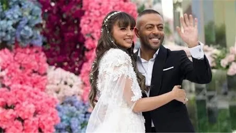 تامر عاشور يحتفل بعيد زواجه: مفيش أجمل من صحبتك وعشرتك