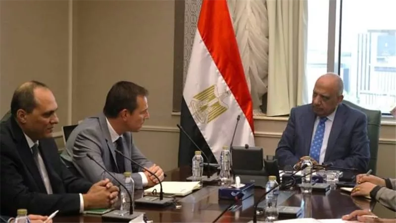 وزير الكهرباء: الاعتماد على التكنولوجيا لمواجهة التعدى على سرقة التيار الكهربائي 