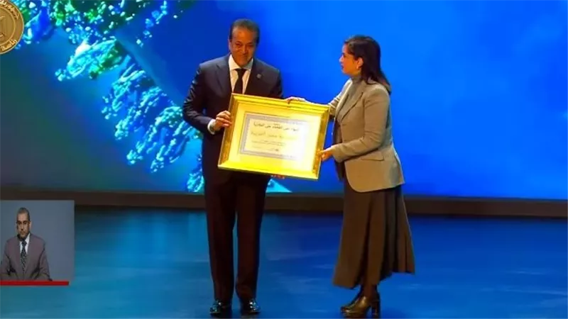 بحضور السيسي.. وزير الصحة يتسلم شهادة خلو مصر من وباء الملاريا